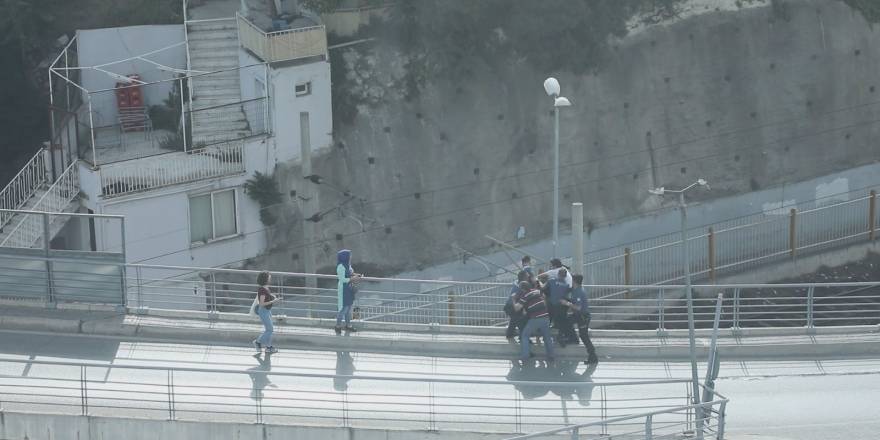 Köprüden atlarken son anda kolundan yakaladılar