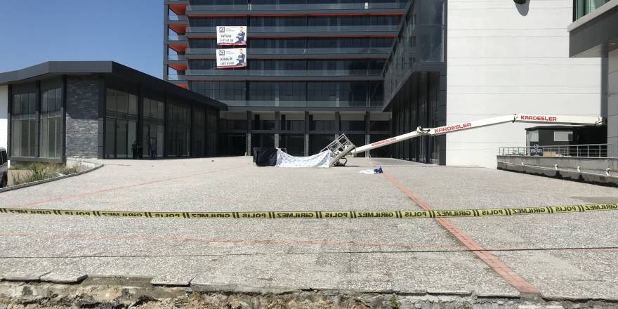 Temizlik vinci devrildi, iki işçi yaşamını yitirdi