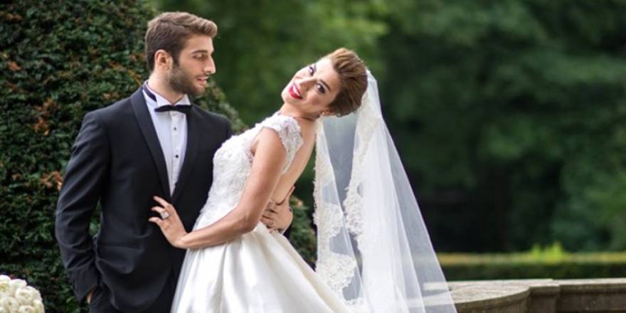 Model Ebru Şancı, eşi Alpaslan Öztürk'ü öpücük yağmuruna tuttu