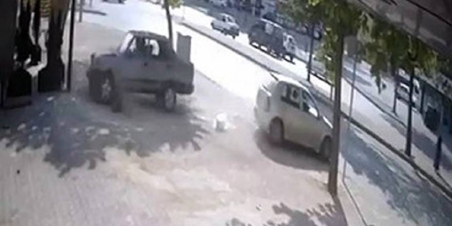 Drift yaparken kaldırımdaki kişiyi ezdi