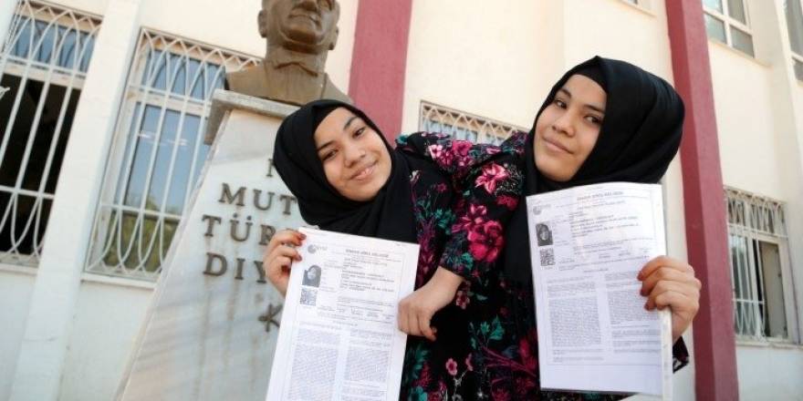 Türkiye'de bir ilk! Siyam ikizleri YKS'ya girdi