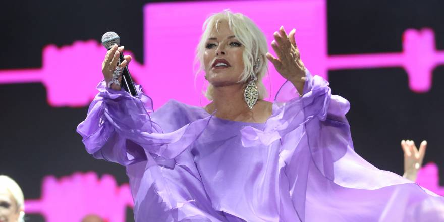 Ajda Pekkan, Alanya’da aldığı sahnede hayranlarına unutulmaz gece yaşattı