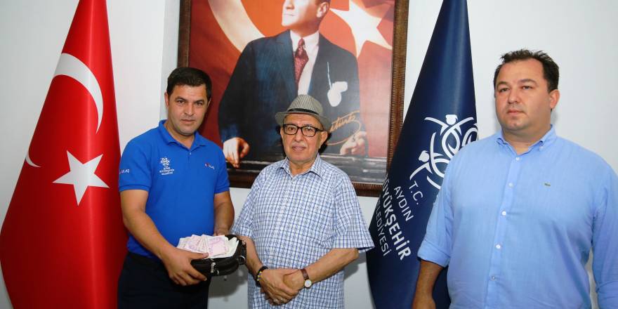 Otobüs şoföründen örnek davranış! Unutulan 13 bin lira ve 50 yıllık fotoğrafları gurbetçiye geri ulaştırdı