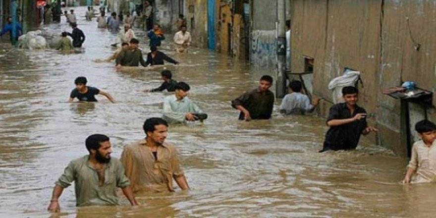 Pakistan’da sel suları insanları önüne kattı